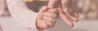 Segurando a mão do babê